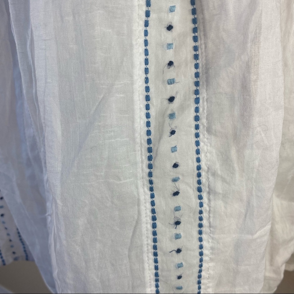 Abercrombie & Fitch White with Blue Embroidery Sz Small - Picture 5 of 7